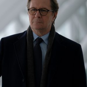 Thriller Film Crisis Dr. Tyrone Brower Gary Oldman Coat