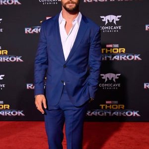 Actor Chris Hemsworth Wearing Stylish Blue Suit at Thor Ragnarok Film Premiere