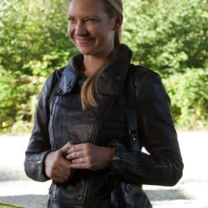 Anna Torv Wearing Black Leather Jacket In Fringe Tv Series as Olivia Dunham