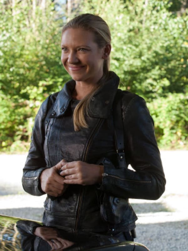 Anna Torv Wearing Black Leather Jacket In Fringe Tv Series as Olivia Dunham