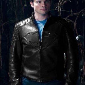 Henry Cavill Wearing Black Leather Jacket In Superman Smallville