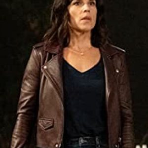 Actress Neve Campbell Wearing Brown Leather Jacket In Scream as Sidney Prescott